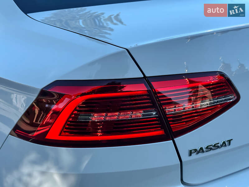 Седан Volkswagen Passat 2016 в Радивиліві