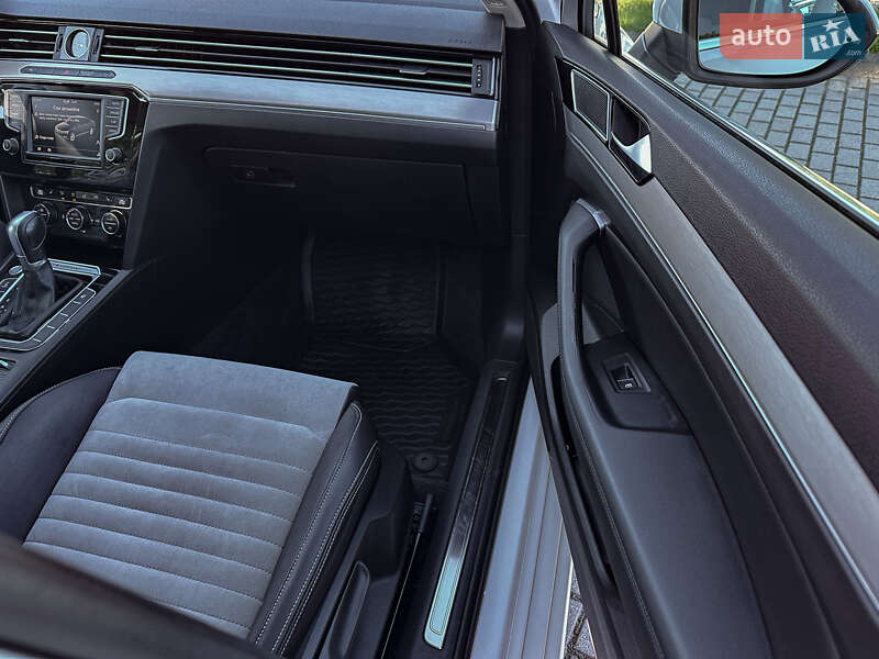 Седан Volkswagen Passat 2016 в Радивиліві