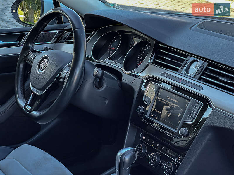Седан Volkswagen Passat 2016 в Радивиліві