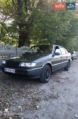 Седан Volkswagen Passat 1995 в Любешове