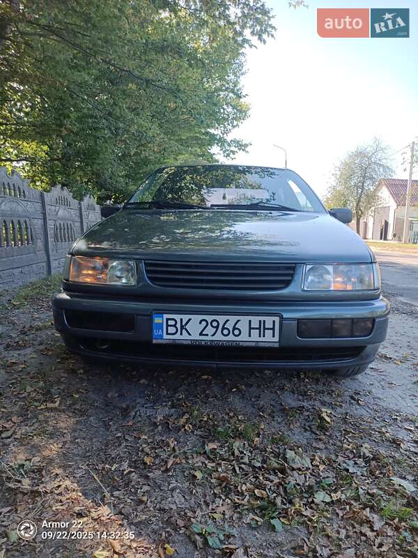 Седан Volkswagen Passat 1995 в Любешове