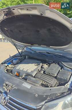 Універсал Volkswagen Passat 2011 в 