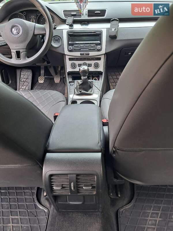 Универсал Volkswagen Passat 2012 в Киеве