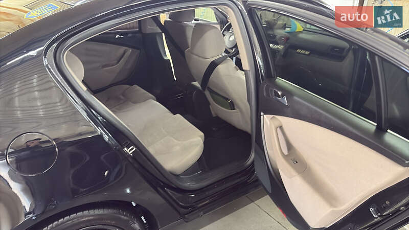 Седан Volkswagen Passat 2006 в Києві