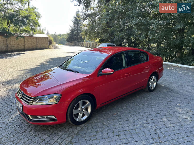 Седан Volkswagen Passat 2013 в Черновцах
