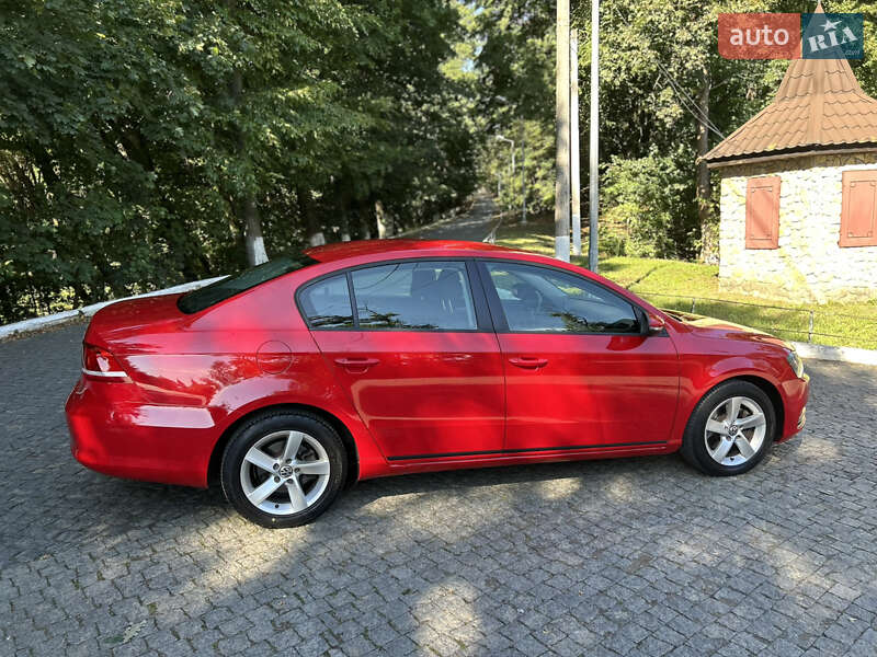 Седан Volkswagen Passat 2013 в Черновцах