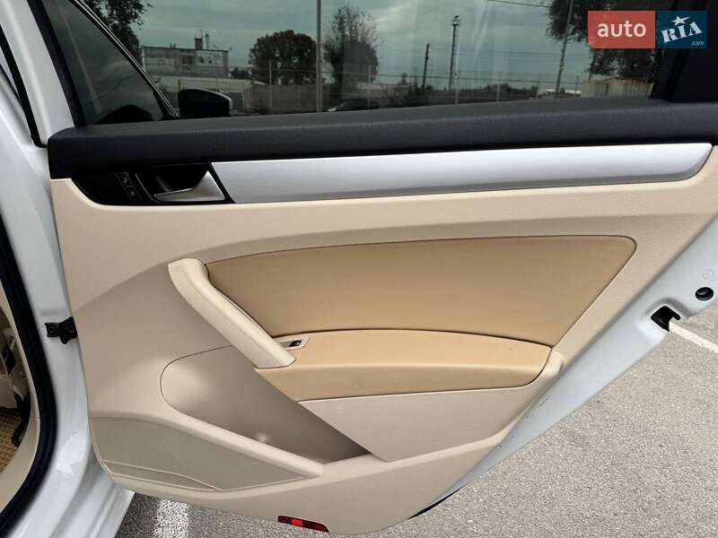 Седан Volkswagen Passat 2013 в Днепре