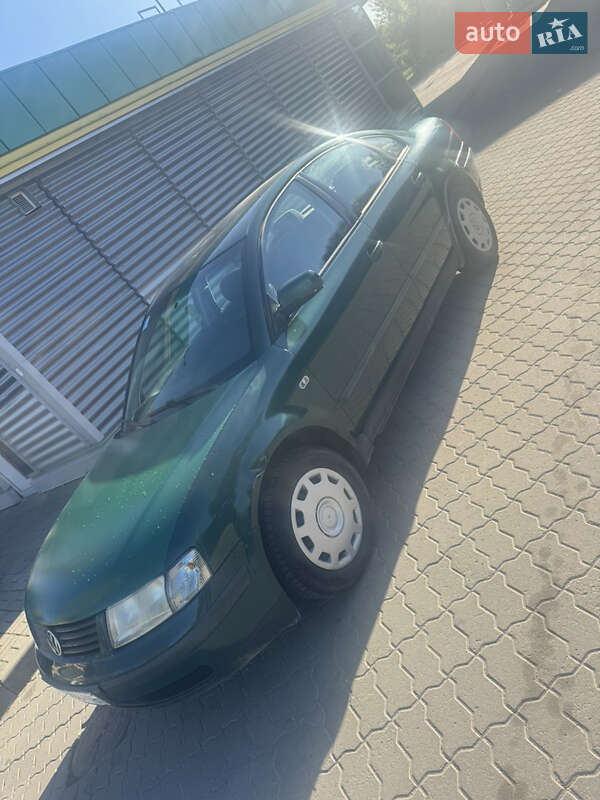 Седан Volkswagen Passat 2000 в Калуше