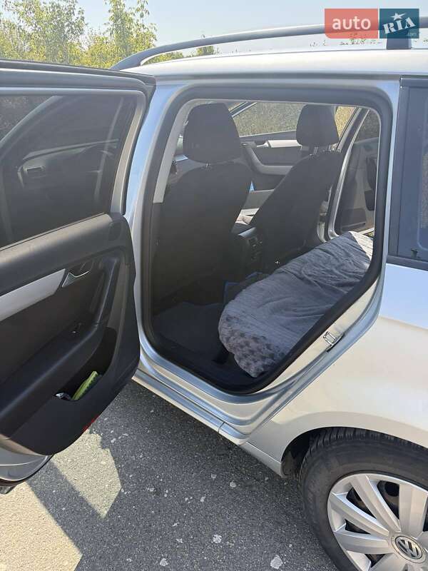 Универсал Volkswagen Passat 2011 в Новониколаевке