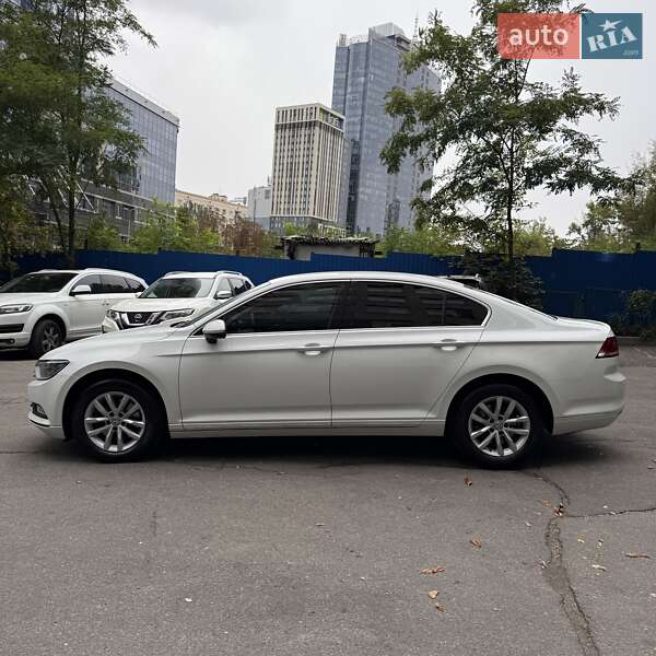 Седан Volkswagen Passat 2015 в Киеве