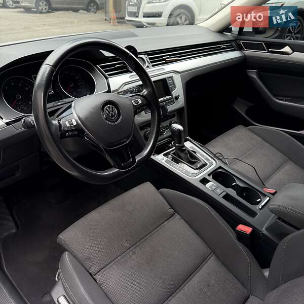 Седан Volkswagen Passat 2015 в Киеве