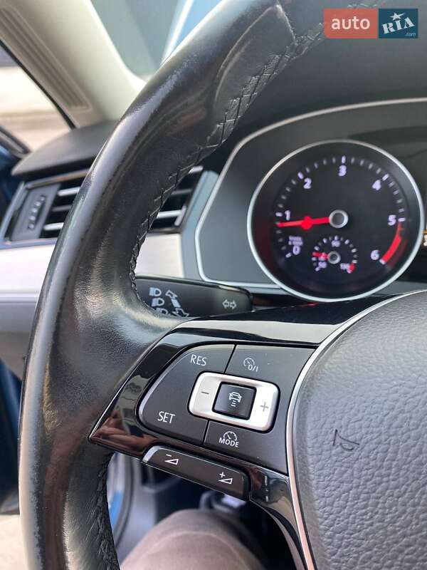 Седан Volkswagen Passat 2015 в Луцке