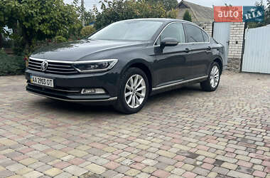 Седан Volkswagen Passat 2015 в Хороле