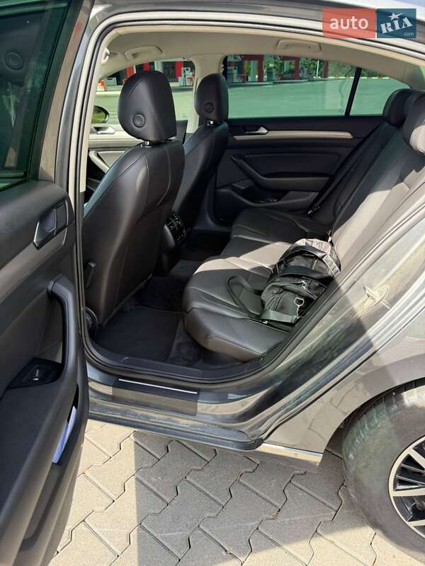 Седан Volkswagen Passat 2016 в Чернівцях