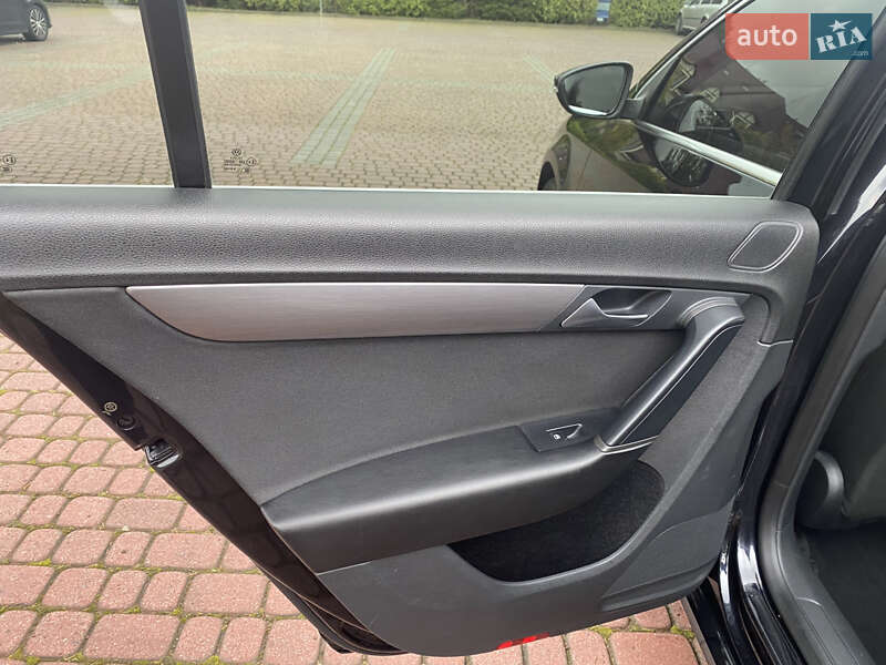 Седан Volkswagen Passat 2011 в Львове