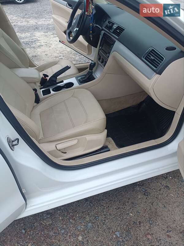 Седан Volkswagen Passat 2012 в Львове