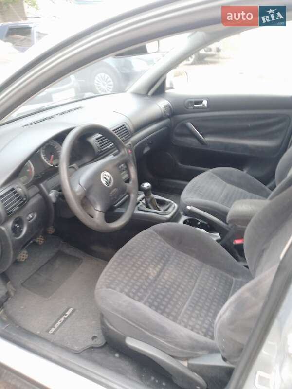 Седан Volkswagen Passat 2001 в Мироновке