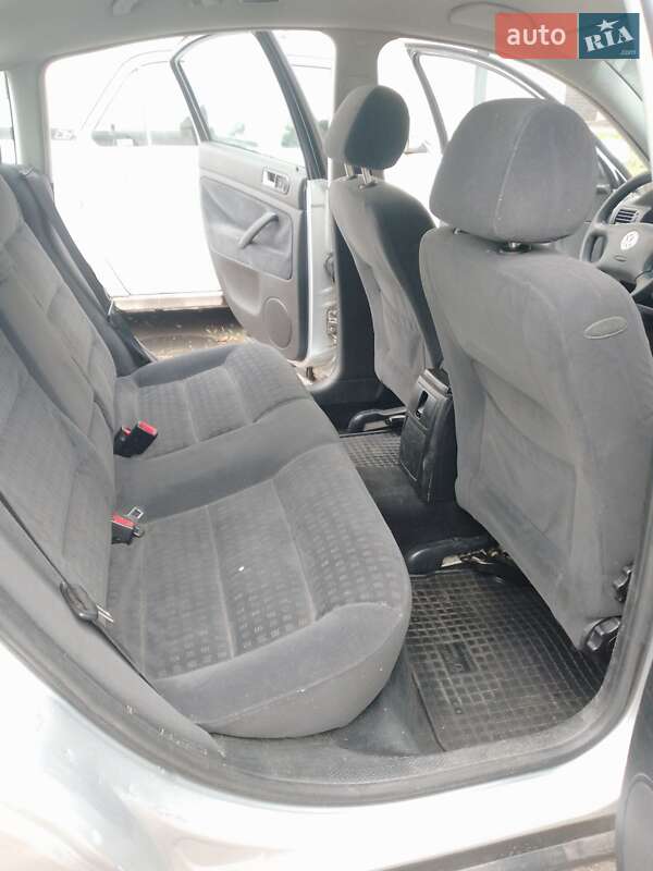 Седан Volkswagen Passat 2001 в Мироновке