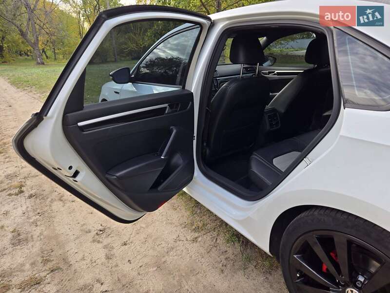 Седан Volkswagen Passat 2018 в Днепре