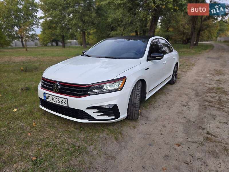 Седан Volkswagen Passat 2018 в Днепре