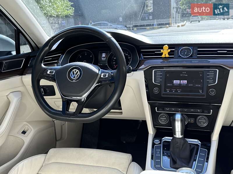 Седан Volkswagen Passat 2015 в Ужгороді