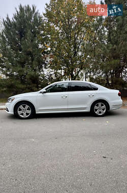 Седан Volkswagen Passat 2016 в Днепре