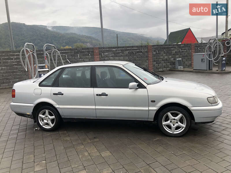 Седан Volkswagen Passat 1995 в Виноградові