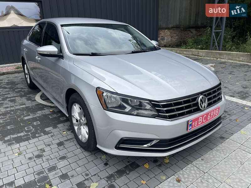 Седан Volkswagen Passat 2016 в Ровно
