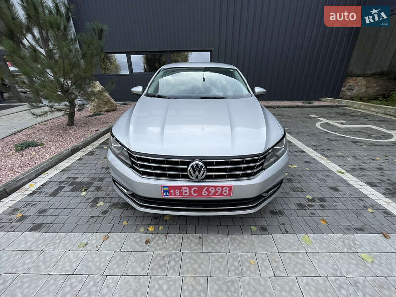 Седан Volkswagen Passat 2016 в Ровно