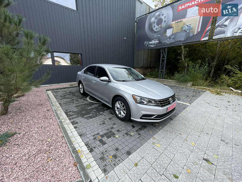 Седан Volkswagen Passat 2016 в Ровно