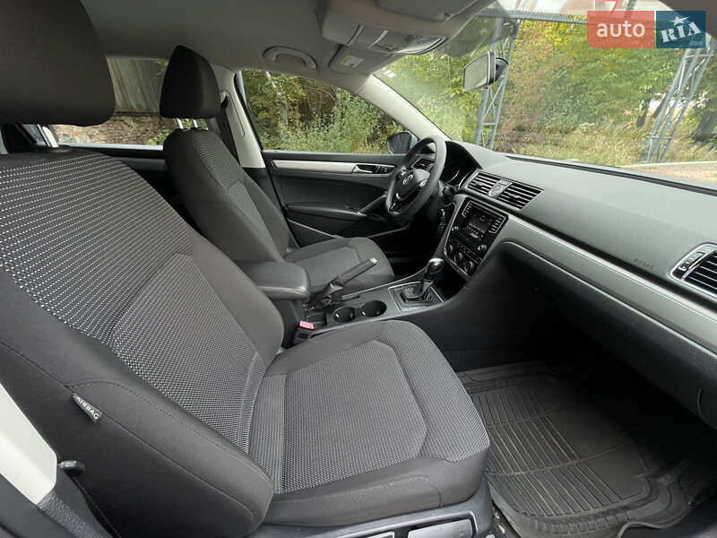 Седан Volkswagen Passat 2016 в Ровно