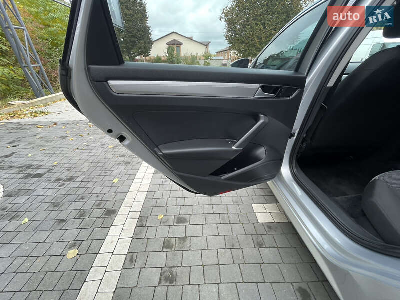 Седан Volkswagen Passat 2016 в Ровно