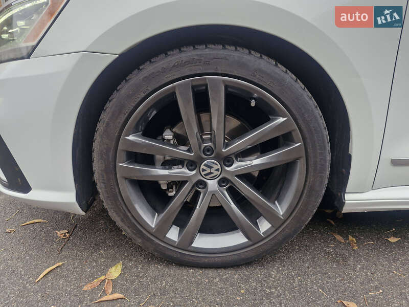 Седан Volkswagen Passat 2016 в Харькове