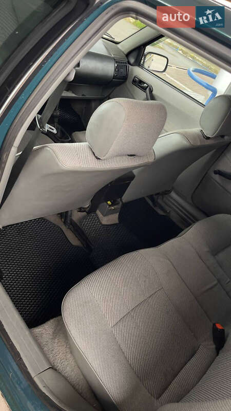 Седан Volkswagen Passat 1988 в Городне