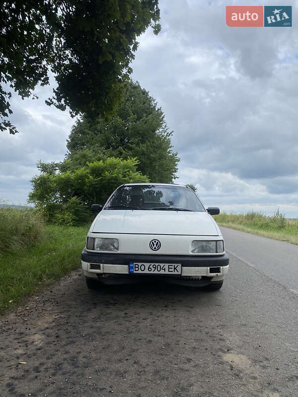 Седан Volkswagen Passat 1988 в Львове