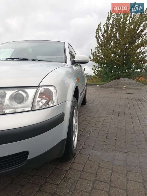 Седан Volkswagen Passat 1998 в Бродах