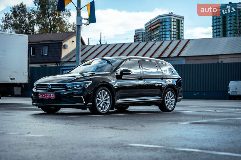 Универсал Volkswagen Passat 2021 в Киеве