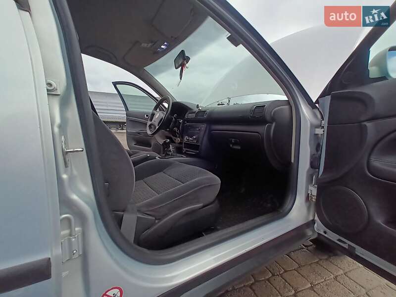 Седан Volkswagen Passat 1998 в Бродах