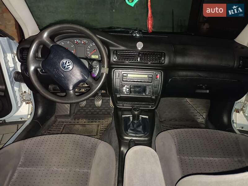 Седан Volkswagen Passat 1998 в Бродах
