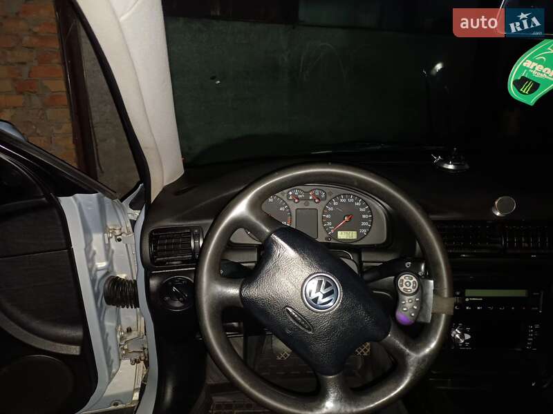 Седан Volkswagen Passat 1998 в Бродах