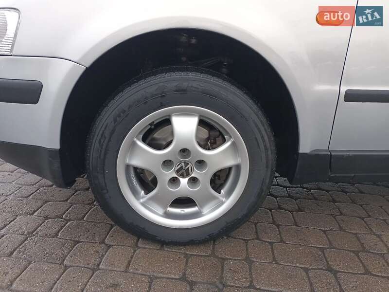 Седан Volkswagen Passat 1998 в Бродах