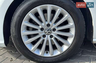 Седан Volkswagen Passat 2015 в 