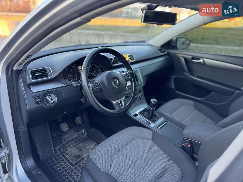 Седан Volkswagen Passat 2012 в Ивано-Франковске
