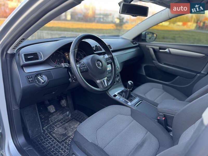 Седан Volkswagen Passat 2012 в Ивано-Франковске