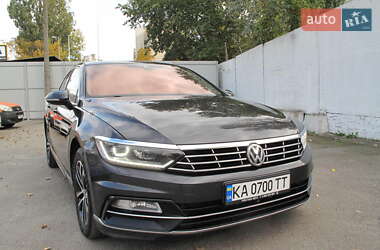 Седан Volkswagen Passat 2018 в Киеве