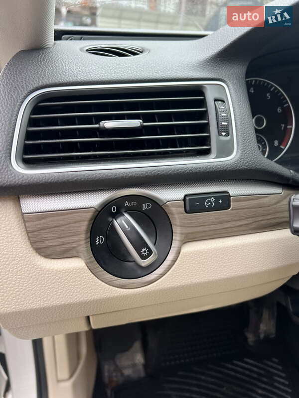 Седан Volkswagen Passat 2012 в Львове