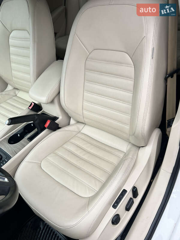 Седан Volkswagen Passat 2012 в Львове
