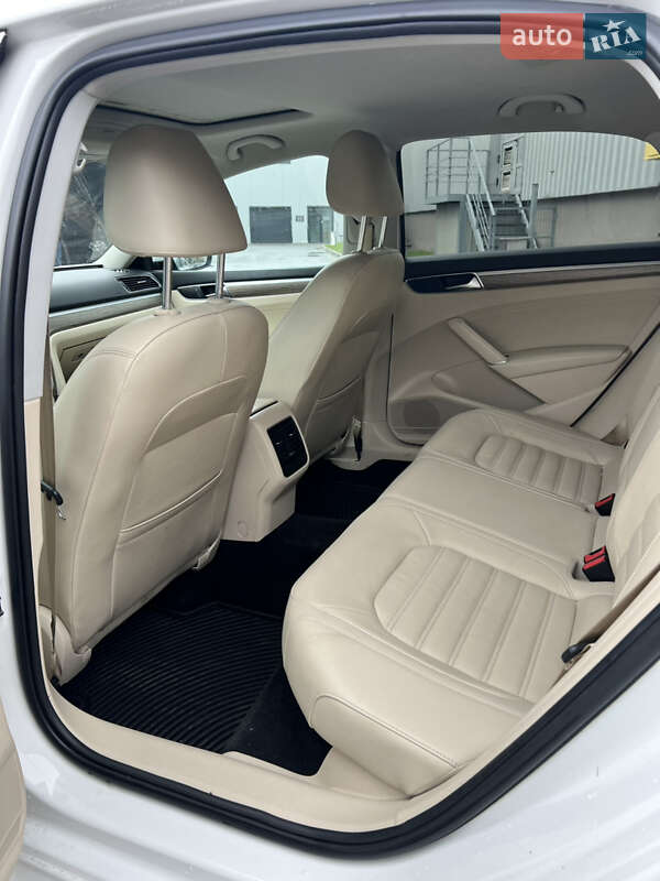 Седан Volkswagen Passat 2012 в Львове