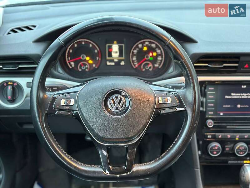 Седан Volkswagen Passat 2020 в Луцке