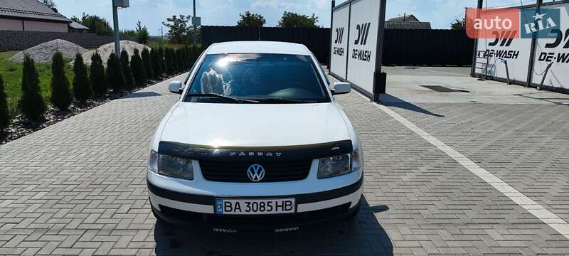 Седан Volkswagen Passat 2000 в Помічній